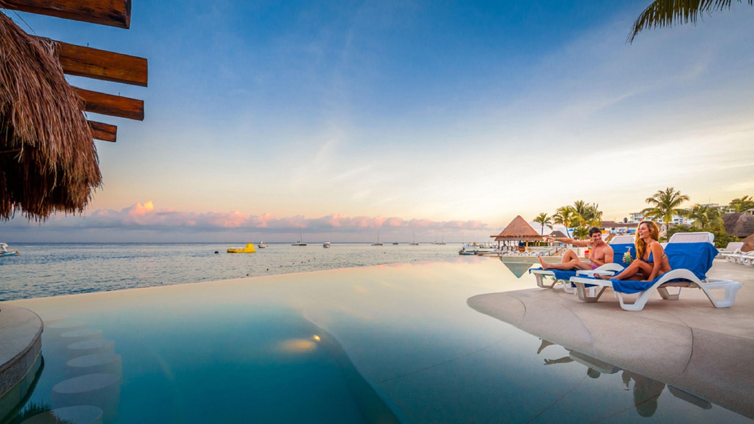 Grand Park Royal Cozumel Hotel Eksteriør billede Infinity pool at a resort in Cancun, Mexico