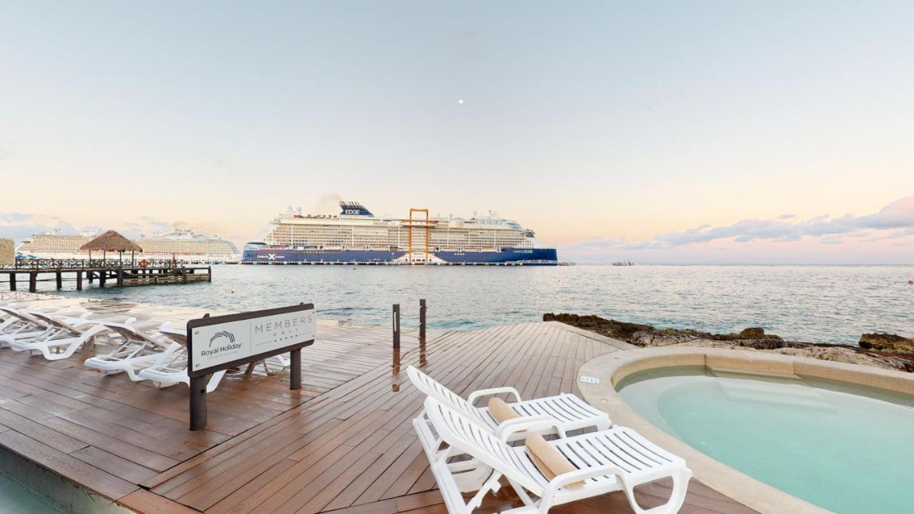 Grand Park Royal Cozumel Hotel Eksteriør billede Cruise ship at the port of Cozumel