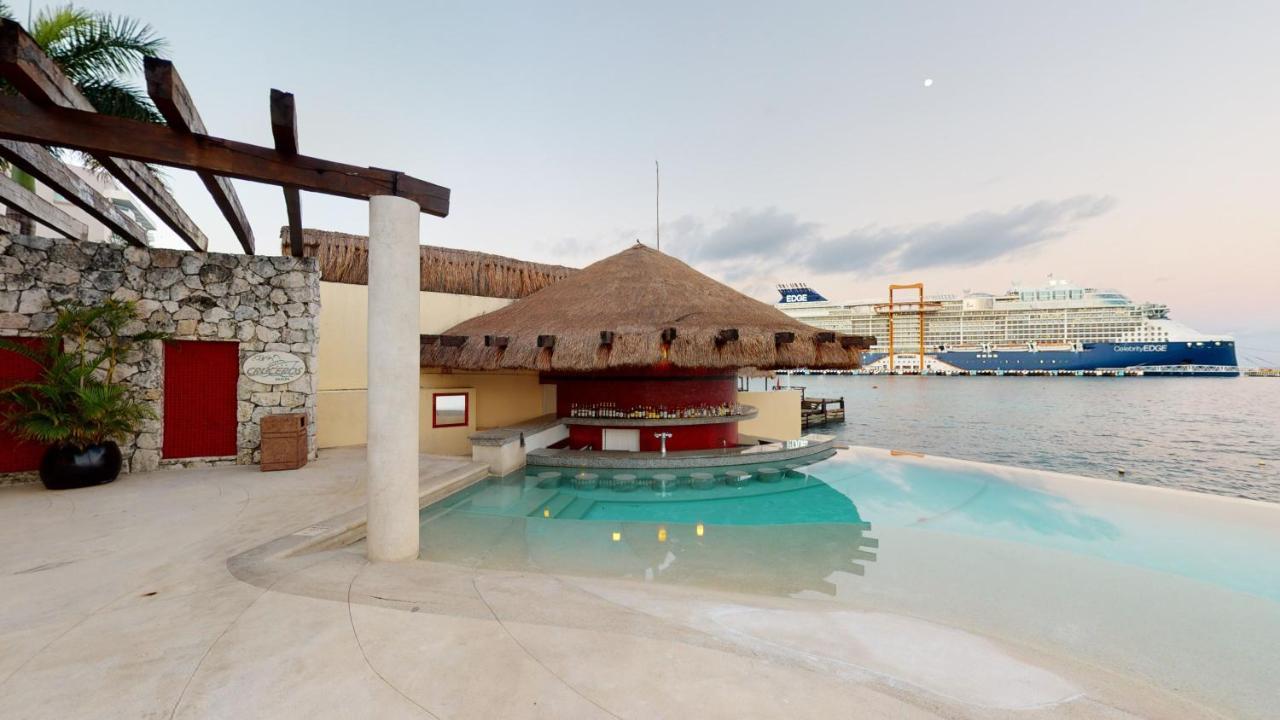 Grand Park Royal Cozumel Hotel Eksteriør billede The swim-up bar at the Grand Palladium Resort & Spa, Cancun